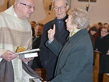 Reinhold Wolf und der Priesterjubilar Wolfgang Scherbel hörten ihrer einstigen Lehrerin Maria Wachter zu, die beide auf die Erstkommunion vorbereitete.  Foto: eh