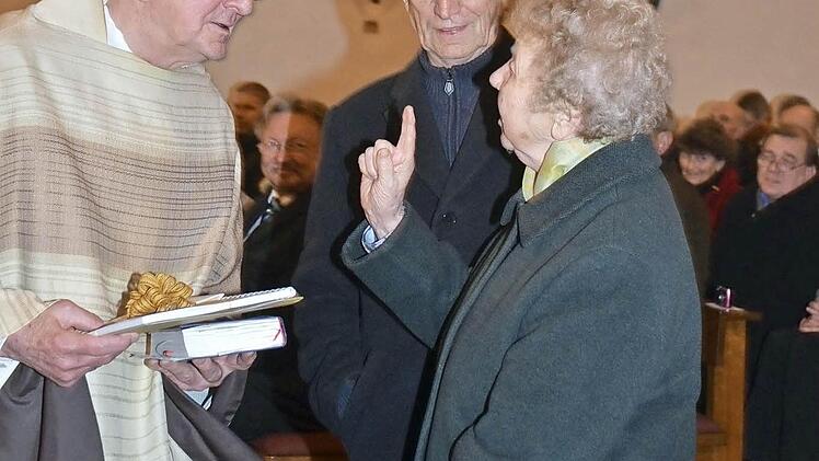 Reinhold Wolf und der Priesterjubilar Wolfgang Scherbel hörten ihrer einstigen Lehrerin Maria Wachter zu, die beide auf die Erstkommunion vorbereitete.  Foto: eh