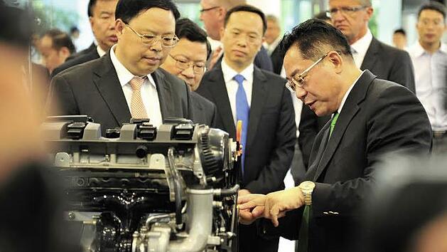Dr. Yilin Zhang, CEO Schaeffler Greater China (rechts) stellte dem Vizegouverneur der Provinz Hunan Jianfei Zhang, typische Schaeffler-Produkte vor. Foto: Schaeffler
