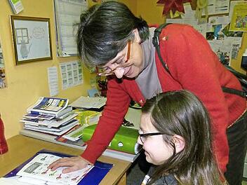 Bereitwillig zeigt Dilara einer Patin - Joelle Vormann-Pfeifer vom Soroptimistinnen-Club Wilde Rose - ihre Hausaufgaben. Fotos: Marion Krüger-Hundrup
