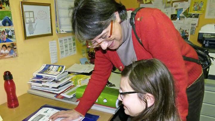Bereitwillig zeigt Dilara einer Patin - Joelle Vormann-Pfeifer vom Soroptimistinnen-Club Wilde Rose - ihre Hausaufgaben. Fotos: Marion Krüger-Hundrup