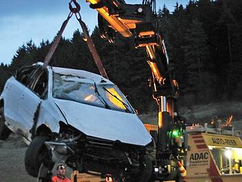 Der Unfallwagen musste mit einem Kran aus der Wiese gehoben werden. Die Straße war in dieser Zeit gesperrt. Foto: Marco Meißner