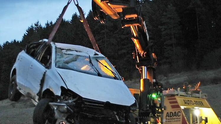 Der Unfallwagen musste mit einem Kran aus der Wiese gehoben werden. Die Straße war in dieser Zeit gesperrt. Foto: Marco Meißner