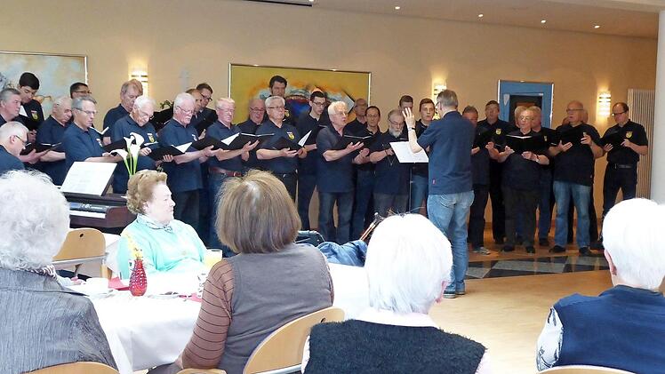 Die Reuther Sänger bei ihrem Konzert  Foto: Heidi Amon