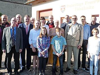 Mit seiner Familie sowie den Vertretern der örtlichen Vereine und Verbände feierte Gerd Zimmermann kürzlich seinen 70. Geburtstag. Unser Bild zeigt den Jubilar (Fünfter von rechts) mit seiner Ehefrau Karin (links daneben), Sohn Bernd und Tochter Anja mit deren Ehepartnern und den Enkelkindern Tim, Nora, Helena, Alisa und Simon im Kreis der zahlreichen Gratulanten. Foto: Werner Reißaus