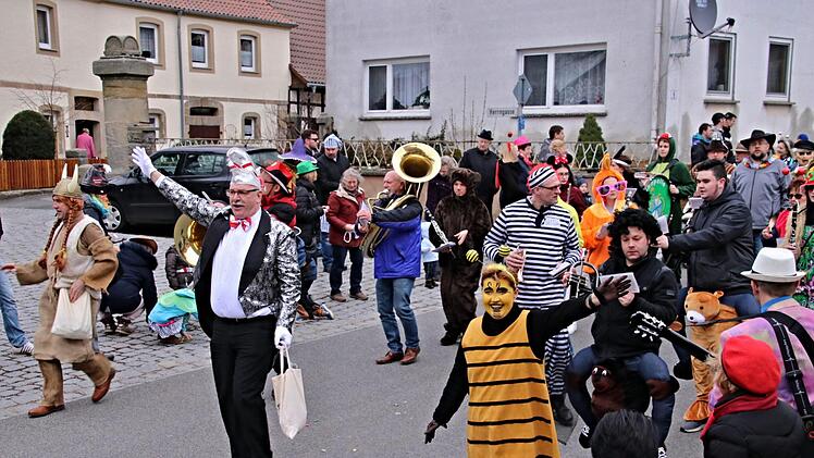 Angeführt wurde der Faschingsumzug von Bürgermeister Helmut Dietz, flankiert von Gerald Karl und Birgit Finzel und der Blaskapelle Gereuth.