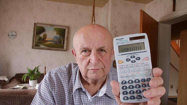 Franz Gebhart hat mit dem Taschenrechner nachgerechnet, wie sehr Unterfranken aus seiner Sicht bei der Landtagswahl benachteiligt wurde und wer alles in den Landtag einziehen müsste, wenn das mittelfränkische Ergebnis auf alle Bezirke angewandt würde.  Foto: Ralf Ruppert