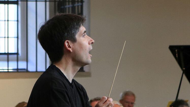 Der Deutsche Ärztechor und das Deutsche Ärzteorchester proben unter der musikalischen Leitung von Alexander Mottok für ihr Benefizkonzert, das am Samstag in derMorizkirche stattfindet.Foto: Jochen Berger