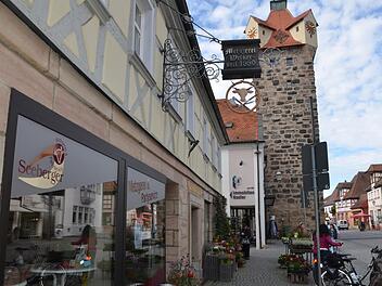 Die Seeberger-Filiale zieht im kommenden Jahr von der ehemaligen Metzgerei Welker ein paar Meter weiter in das einstige "Wein & Fein" am Türmersturm (hinten).  Fotos: Bernhard Panzer