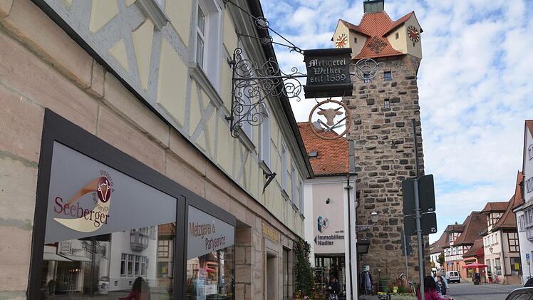 Die Seeberger-Filiale zieht im kommenden Jahr von der ehemaligen Metzgerei Welker ein paar Meter weiter in das einstige "Wein & Fein" am Türmersturm (hinten).  Fotos: Bernhard Panzer