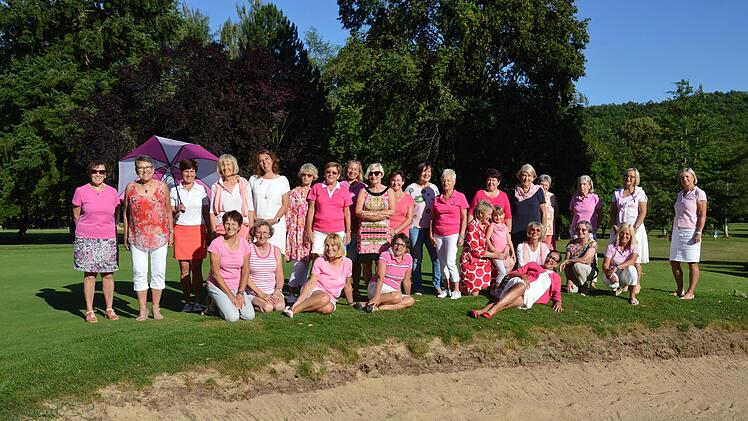Auch in Bad Kssingen spielten Golferinnen am Damentag, um auf die Brustkrebs-Fr&uuml;herkennung aufmerksam zu machen. Foto: Golfclub Bad Kissingen