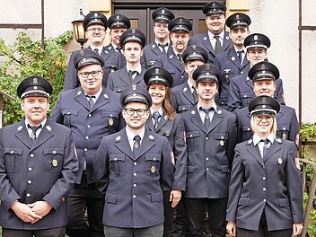 Die Teilnehmer der Feuerwehren Sassendorf und Hoheng&uuml;&szlig;bach freuen sich mit den Kreisbrandmeistern Benedikt Kannheiser (1. v. l.) und J&uuml;rgen H&uuml;mmer (1. v. r.) &uuml;ber die erfolgreiche Leistungspr&uuml;fung.