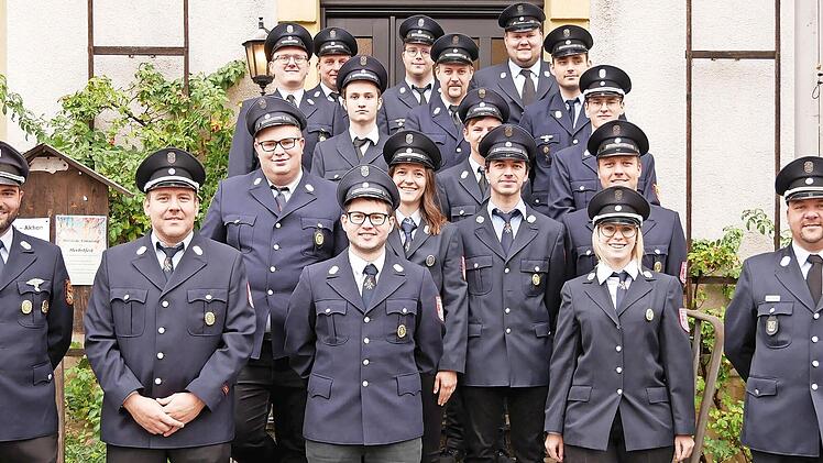 Die Teilnehmer der Feuerwehren Sassendorf und Hoheng&uuml;&szlig;bach freuen sich mit den Kreisbrandmeistern Benedikt Kannheiser (1. v. l.) und J&uuml;rgen H&uuml;mmer (1. v. r.) &uuml;ber die erfolgreiche Leistungspr&uuml;fung.