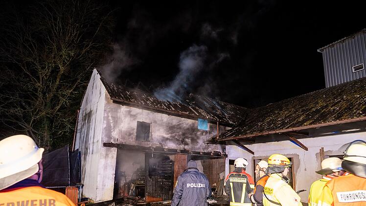 Gutenstetten: 100 Kräfte rücken zu Großeinsatz aus - "Scheune mit Werkstatt in Vollbrand"