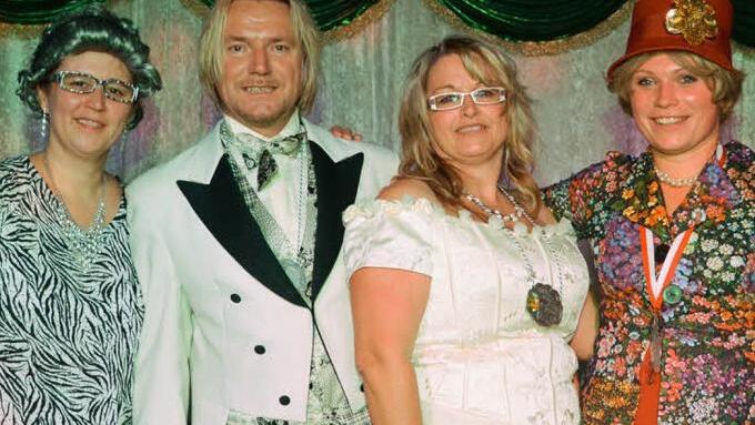 Lou I. und Manu I. sind das Marktgrafenpaar der laufenden Faschingssaison. Sie werden umrahmt  von   Präsidentin Eva-Katharina Schmidt  (r.)    und Vize-Präsidentin Silke Arndt.  Fotos: Wolf