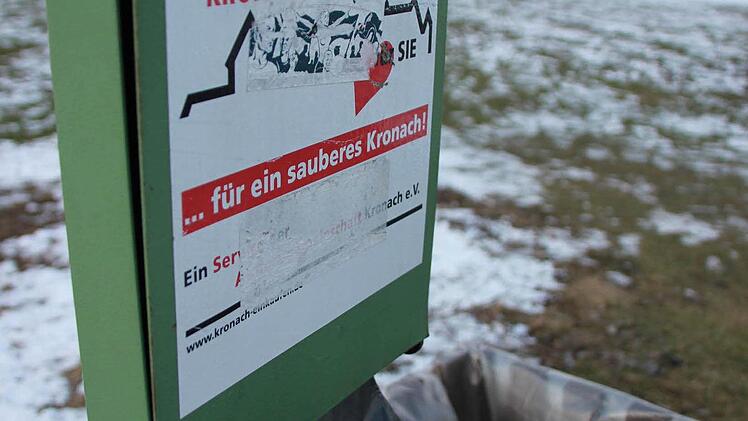 Etwa 15 Hundebeutelspender und cirka 50 Mülleimer gibt es im Stadtgebiet.