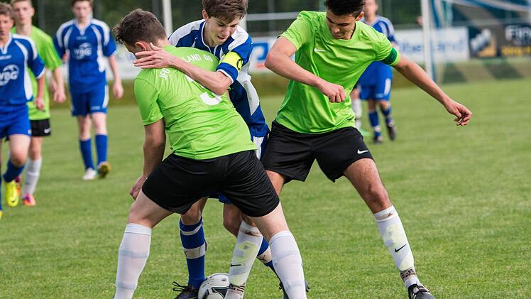Der Motschenbacher Kapitän Alexander Haas gegen die Oberländer Mark Rektorschik und Niklas Zahl.