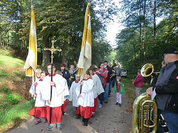 Die Gläubigen wallten betend und singend, begleitet von ihren Musikkapellen, zur Michaelskapelle. Die Pfarreien Oberthulba und Thulba feierten gemeinsam das Fest des Heiligen Erzengels Michael. Foto: Günther Straub
