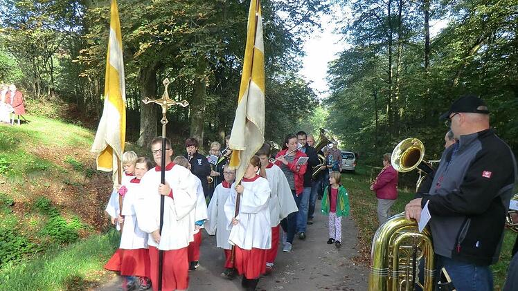 Die Gläubigen wallten betend und singend, begleitet von ihren Musikkapellen, zur Michaelskapelle. Die Pfarreien Oberthulba und Thulba feierten gemeinsam das Fest des Heiligen Erzengels Michael. Foto: Günther Straub