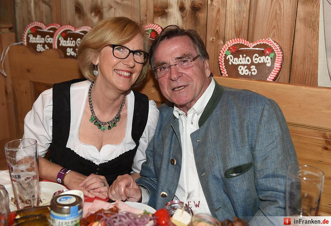 Der Schauspieler Elmar Wepper und seine Frau Anita posieren am 23.09.2015 in München (Bayern) auf dem Oktoberfest bei der Radio Gong Wiesn im Weinzelt. Die 182. Wiesn dauert bis zum 04.10.2015 und wird wieder rund sechs Millionen Besucher aus aller Welt anlocken. Foto: Felix Hörhager/dpa