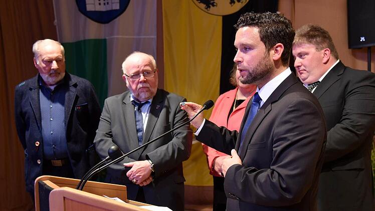Überraschung für den ehemaligen Bürgermeister der Stadt Eisfeld Gerd Braun (links): Er bekam von Martin Finzel den Ehrenring der Gemeinde Ahorn verliehen. Foto: Gabi Arnold