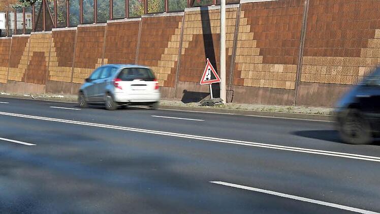 Ein paar der Elemente in der Lärmschutzwand am Ostring zwischen Stationsbergstraße und Wendelinusstraße müssen ausgebessert werden. Angst vor Steinschlag - wie das Schild seit dieser Erkenntnis suggeriert - muss dennoch kein Autofahrer haben.  Foto: Anja Greiner