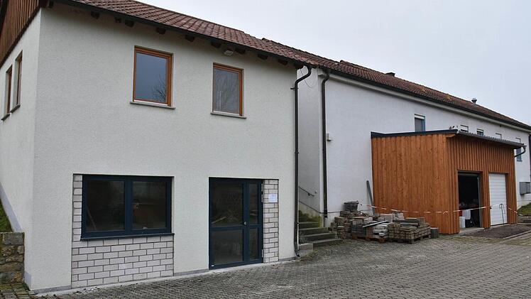 Damit der Jugendraum im Mehrzweckgebäude in Horhausen in die ehemalige Garage (links vorne) verlegt werden kann, musste zunächst ein neuer Lagerraum (rechts) erstellt werden. Foto: Ulrike Langer