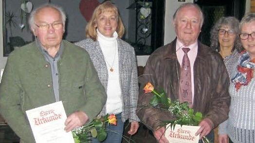Bei der Ehrung (von links): Fridolin F&ouml;rtsch, Barbara Haderlein, Waldemar Lang, Gisela Schnappauf und Maria Lindenberger  Foto: Paul Hader