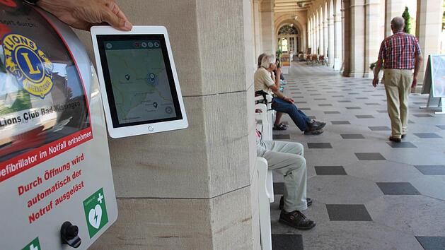 Einer der ffentlichen Defibrilatoren ist in den Kurgartenarkaden stationiert. Foto: Heike Beudert