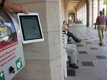 Einer der ffentlichen Defibrilatoren ist in den Kurgartenarkaden stationiert. Foto: Heike Beudert