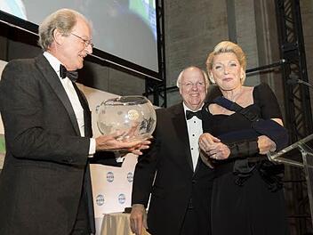 Maria-Elisabeth Schaeffler-Thumann erhält den Global Leadership Award des American Institute for Contemporary German Studies (AICGS) von Laudator Professor Dr.-Ing. Wolfgang Reitzle (links), Vorsitzender des Aufsichtsrats der Continental AG. In der Mitte: Dr. Jackson Janes, Präsident des American Institute for Contemporary German Studies an der Johns Hopkins University in Washington, DC. Foto: Schaeffler