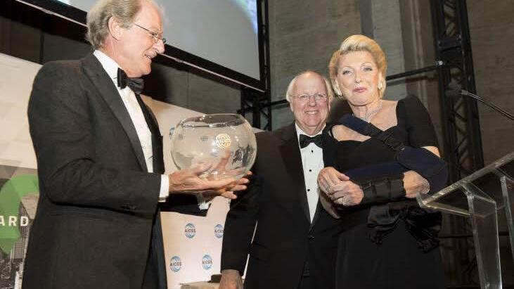 Maria-Elisabeth Schaeffler-Thumann erhält den Global Leadership Award des American Institute for Contemporary German Studies (AICGS) von Laudator Professor Dr.-Ing. Wolfgang Reitzle (links), Vorsitzender des Aufsichtsrats der Continental AG. In der Mitte: Dr. Jackson Janes, Präsident des American Institute for Contemporary German Studies an der Johns Hopkins University in Washington, DC. Foto: Schaeffler