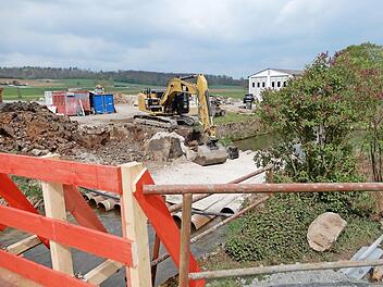 Seit dieser Woche wird an der Brückenerneuerung über die Baunach bei Gräfenholz mit Hochdruck gearbeitet. Foto: Horst Schneider