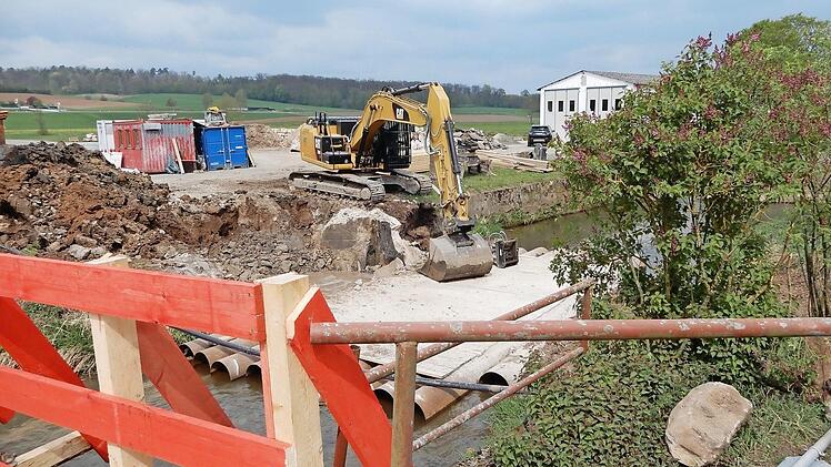Seit dieser Woche wird an der Brückenerneuerung über die Baunach bei Gräfenholz mit Hochdruck gearbeitet. Foto: Horst Schneider