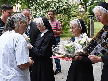 Einen Bildband über die 120-Jährige Geschichte von Maria Bildhausen überreichten Erika Pascher und Sonja Göbel an die Schwestern.  Foto: Andrea Friedrich
