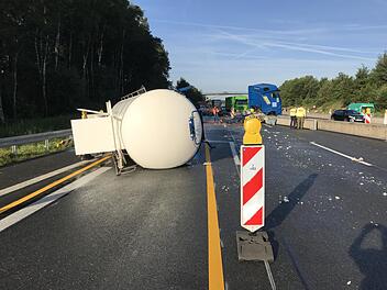 Unfall auf A9: Sattelzug prallt gegen Baustelle
