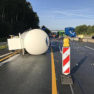 Unfall auf A9: Sattelzug prallt gegen Baustelle