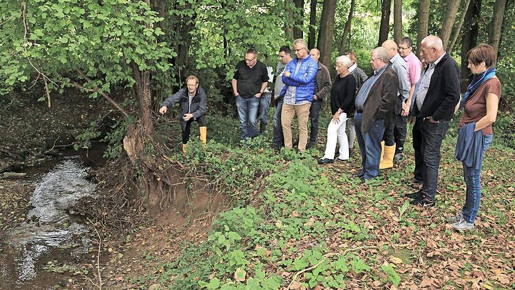 Die Teilnehmer verschafften sich einen Eindruck vom Hirtenbach.  Foto: Franz Galster