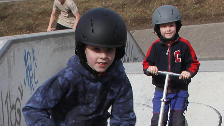 Maxim und Julian Laukard nutzen das schöne Wetter, um mit ihren Rollern die Skaterbahn unsicher zu machen .Sonny Adam