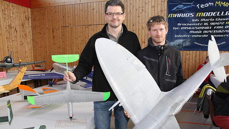 MFC-Vorsitzender Frank Luther präsentiert das erste Modell im Verein, das aus PLA-Kunststoff im 3 D-Druck hergestellt wurde. Ebenfalls im 3 D-Druck hergestellt hat Fabian Fischer (rechts) dieses Flugzeug. Foto: Wolfgang Desombre