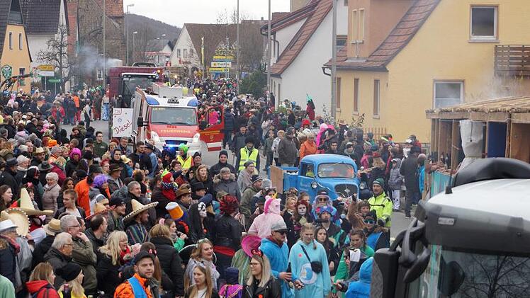 Mächtig was los war in Zapfendorf, als sich der Gaudiwurm durch den Ort schlängelte.  Fotos: Johannes Michel