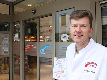 Apotheker Hartmut Pensel vor der Lichtenfelser Rats-Apotheke. Welche Apotheke Notdienst hat, wird am Eingang angezeigt. Foto: Popp