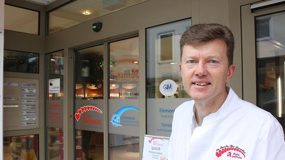 Apotheker Hartmut Pensel vor der Lichtenfelser Rats-Apotheke. Welche Apotheke Notdienst hat, wird am Eingang angezeigt. Foto: Popp
