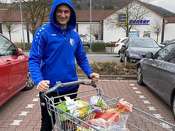 Helfer Vlad Ruja vom 1. FC 06 Bad Kissingen beim Einkauf im Rahmen der Corona-Vereinsaktion #helfenstatttrainieren. Jakob Fischer