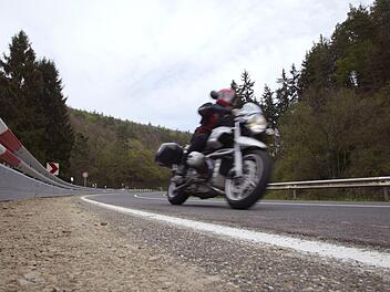 Ein Motorradfahrer lieferte sich eine Verfolgungsjagd mit der Polizei.