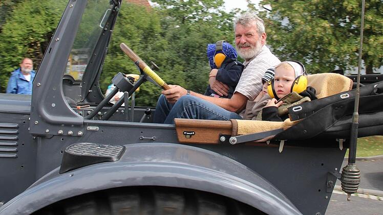 Die Kinder schützen ihre Ohren.