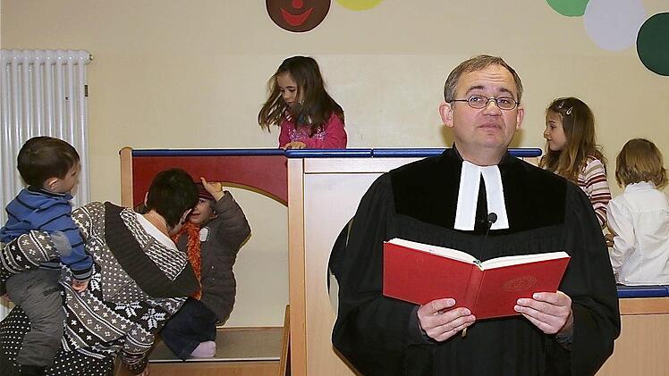 Pfarrer Robert Augustin gab den neuen Krippenplätzen seinen Segen.Darüber freute sich auch die Leiterin Gisela Röhner (rechts).