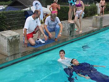 Ein Mitglied der Wasserwacht demonstriert, wie ein Schwimmer gerettet werden kann. Fotos: fra-press
