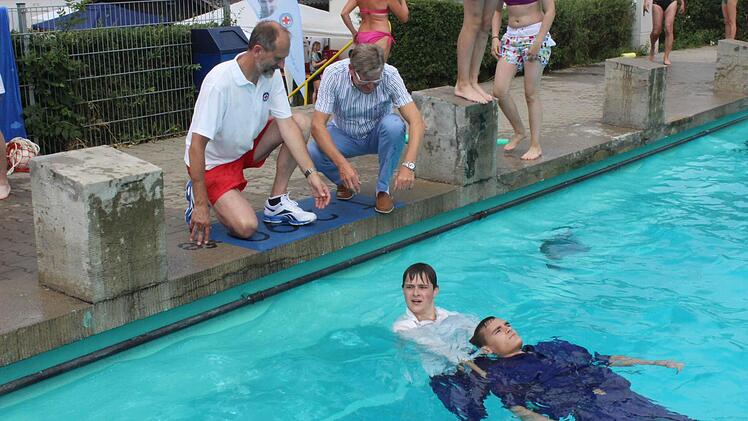 Ein Mitglied der Wasserwacht demonstriert, wie ein Schwimmer gerettet werden kann. Fotos: fra-press