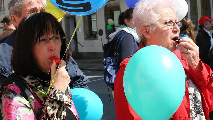 Mit Trillerpfeife für mehr Toleranz.